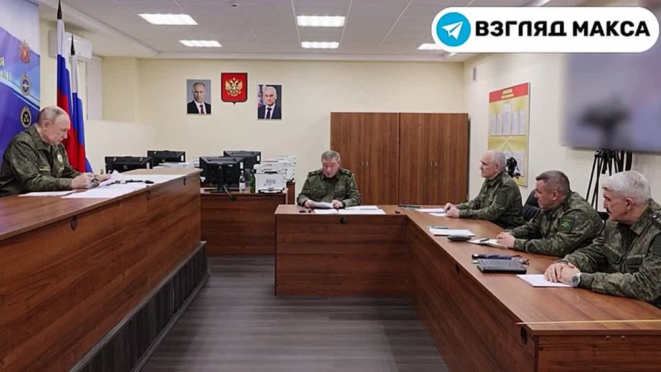Владимир Путин в субботу поздним вечером посетил один из пунктов управления объединённой группировки войск и провёл совещание с начальником Генштаба Валерием Герасимовым и командующими, задействованными в зоне специальной...
