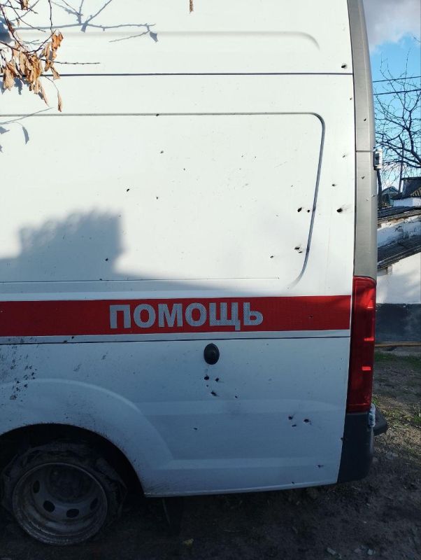 Украинский дрон трижды атаковал автомобиль скорой помощи, который ехал к пациенту в Херсонской области