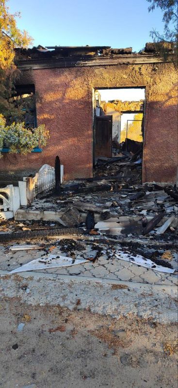 Украинские военные направили 18 беспилотников с зажигательными снарядами на здание Администрации в Рыбальче, которое в результате атаки полностью уничтожено огнем