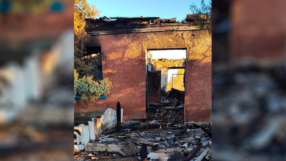 В Рыбальчем украинские боевики серией ударов сожгли сельскую администрацию