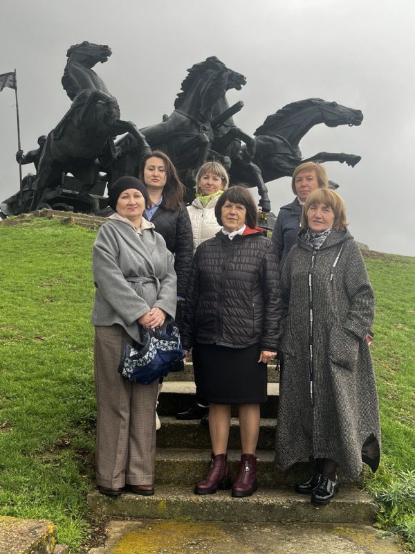 Сотрудники администрации возложили цветы к памятнику Легендарной Тачанке