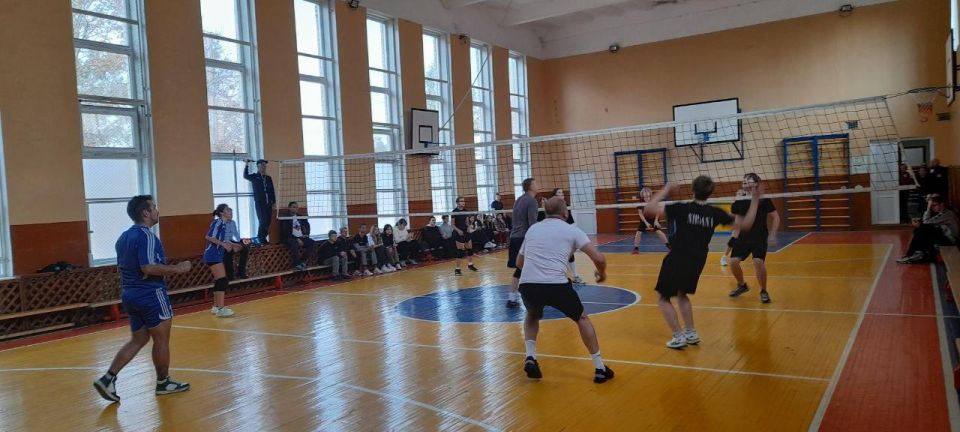 Спорт объединяет поколения: в Скадовске прошел волейбольный матч между учителями, родителями и учениками