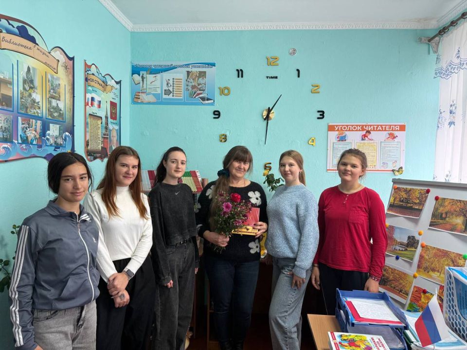 Школьного библиотекаря Костогрызовской школы поздравили с праздником