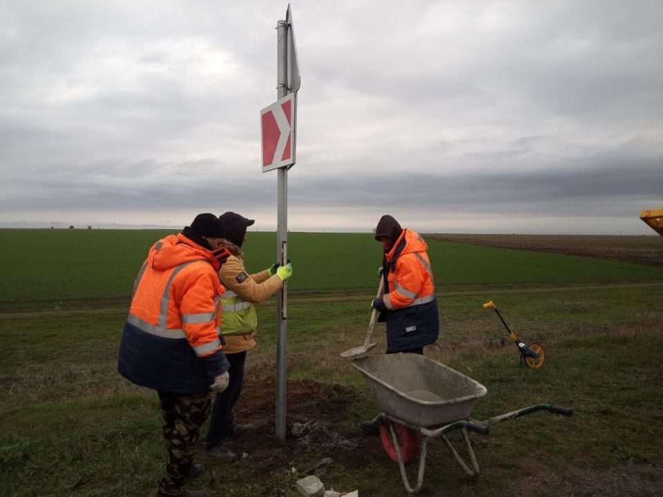 В Новотроицком обновили дорожные знаки
