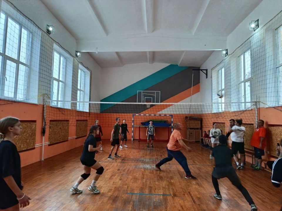 «Волейбол созывает друзей»: в Красненской школе прошли соревнования по волейболу