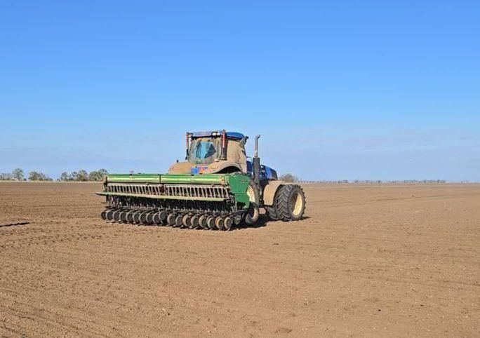 Аграрии Каховского округа завершают посев озимых зерновых культур