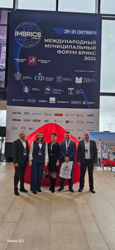 Владимир Оганесов: Уважаемые новокаховчане!. Прямо сейчас я нахожусь в Санкт-Петербурге, где принимаю участие в масштабном событии — Международном муниципальном форуме БРИКС 2025