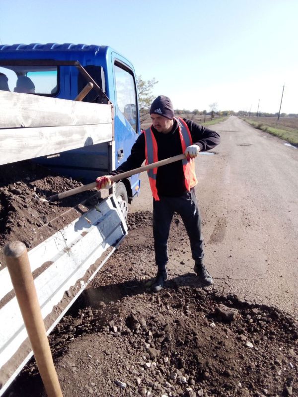Наши коммунальщики продолжают подсыпку ям на объездных путях у села Черноморовка