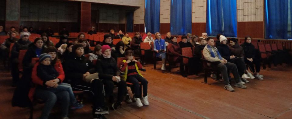 31.10.2025 года в Верхнесерогозском доме культуры по инициативе начальника отдела культуры, молодежной политики и спорта Натальи Василенко была проведена информационно-просветительская лекция-беседа, посвящённая Дню единства