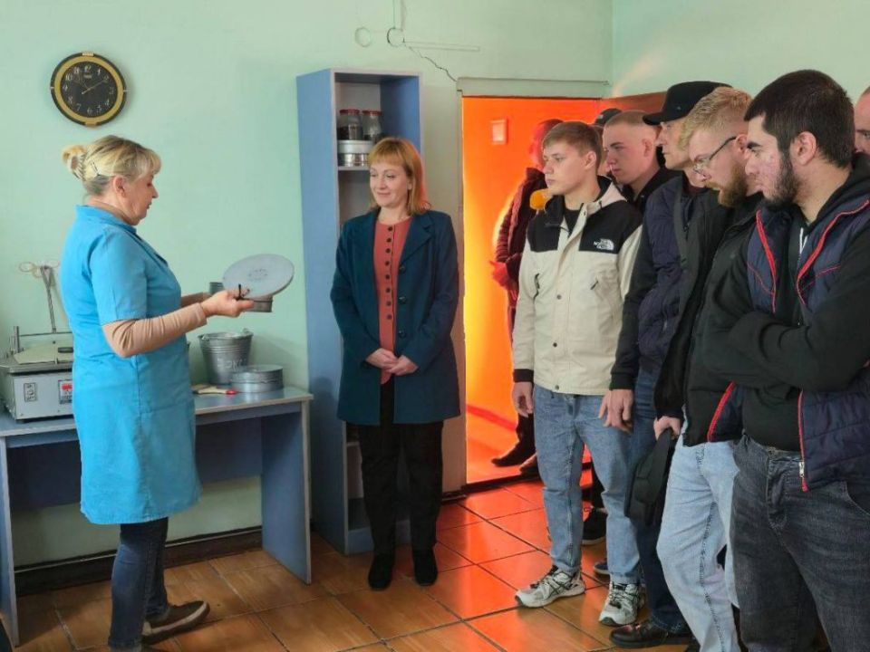 Студенты посетили Нижнесерогозский маслопрессовый завод в День инженера