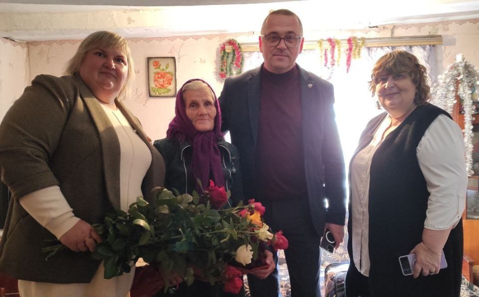 В Чаплинском муниципальном округе поздравили заслуженного ветерана труда