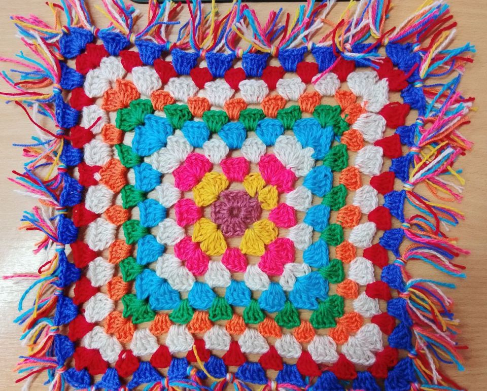 Посмотрите, какой яркий коврик для стульчика связали крючком на занятиях в Дудчинском сельском доме культуры!