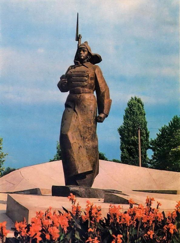 Павел Филипчук: Девушке в шинели 42. И это, как принято говорить всем девушкам, только начало