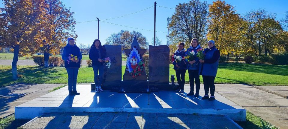 В Архангельской Слободе возложили цветы к памятнику воинской славы в честь Дня освобождения Каховки и округа от немецко-фашистских захватчиков