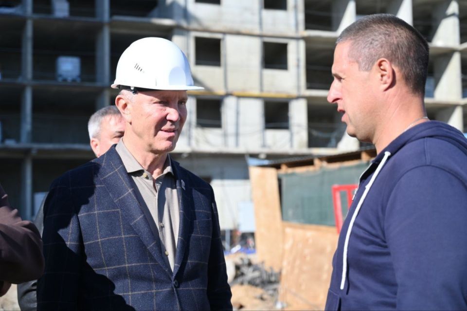 В жилом комплексе "Белые пески" в Скадовске первые дома будут сданы в сентябре 2026 года, заявил Владимир Сальдо