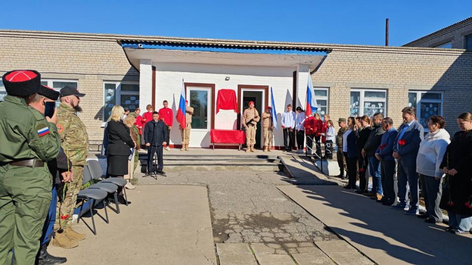 В Новотроицком округе открыли мемориальную доску участнику СВО Владиславу Бологу по партийному проекту Единой России "Лица Героев"