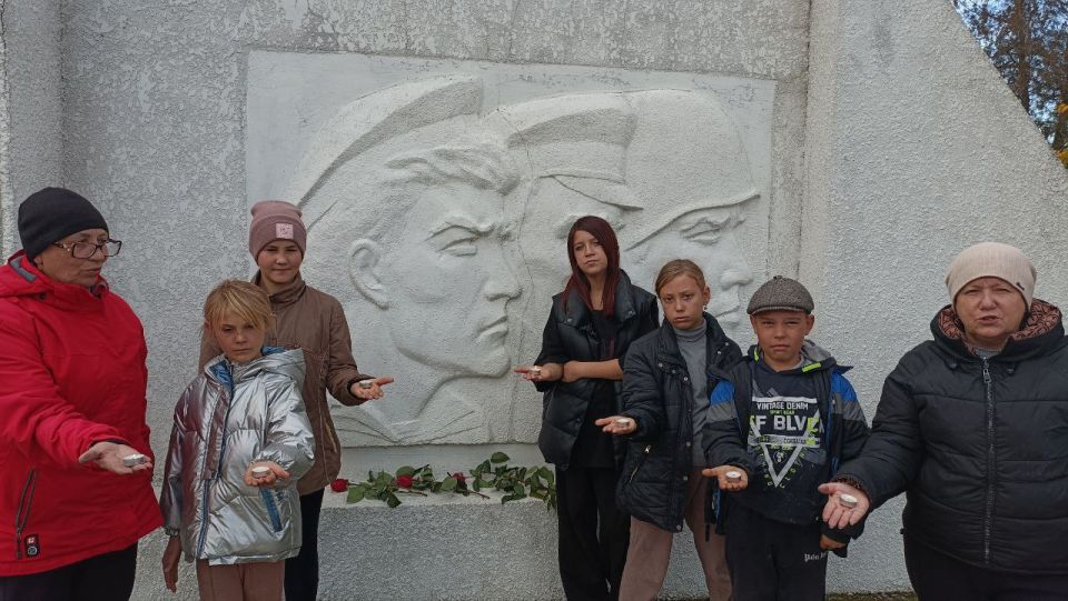 В Богдановке, в честь Дня освобождения Каховского округа от немецко-фашистских захватчиков, состоялась церемония возложения цветов к памятнику погибшим героям