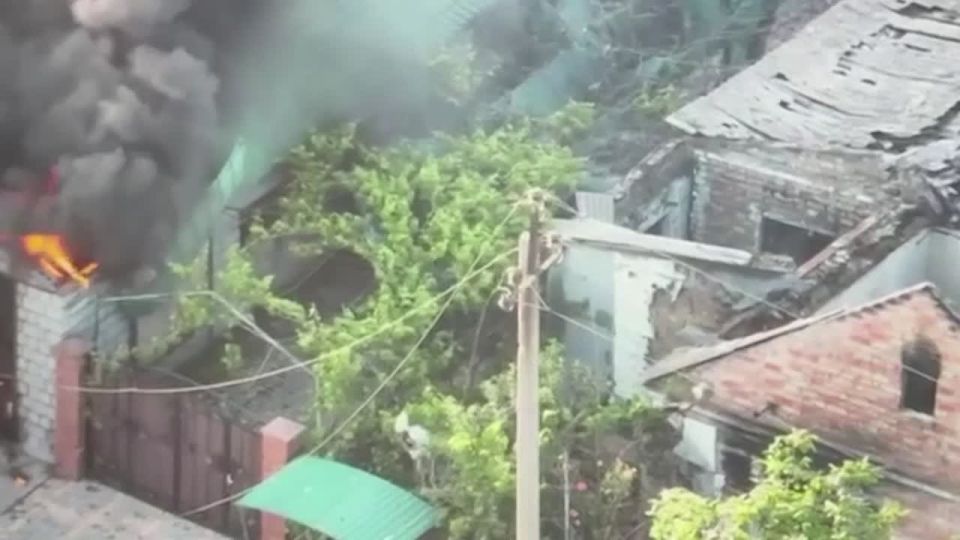 Владимир Сальдо: Несмотря на непогоду и вражеские помехи, операторы БПЛА группировки войск «Днепр» методично уничтожают технику ВСУ: наши дроны-камикадзе разнесли гараж с квадроциклом и мотоциклом противника