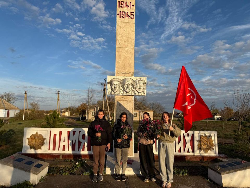 В Костогрызово возложили цветы в честь празднования Дня освобождения округа