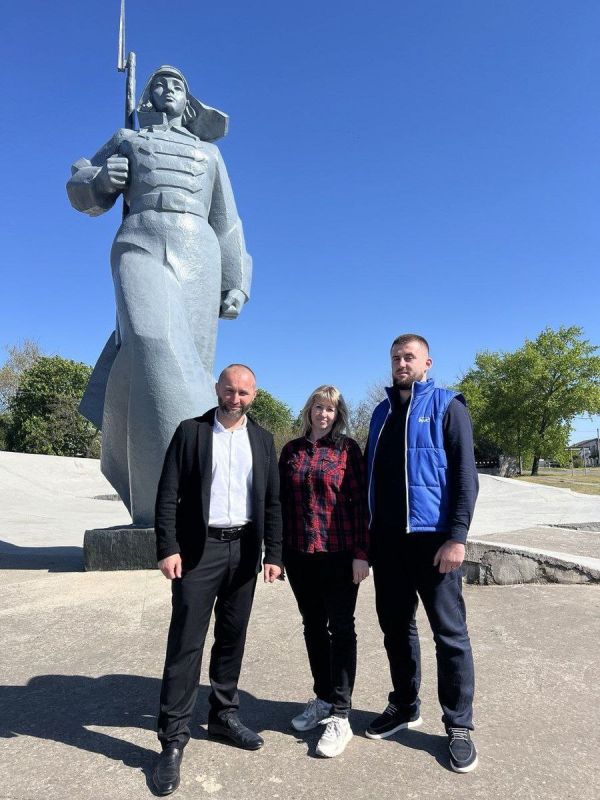 Девушка в шинели: Символ мужества и памяти