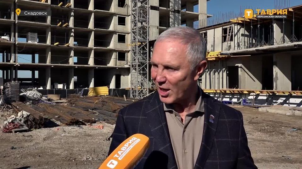 Более трети квартир строящегося жилого комплекса "Белые пески" в Скадовске продана, заявил "Таврии" Владимир Сальдо