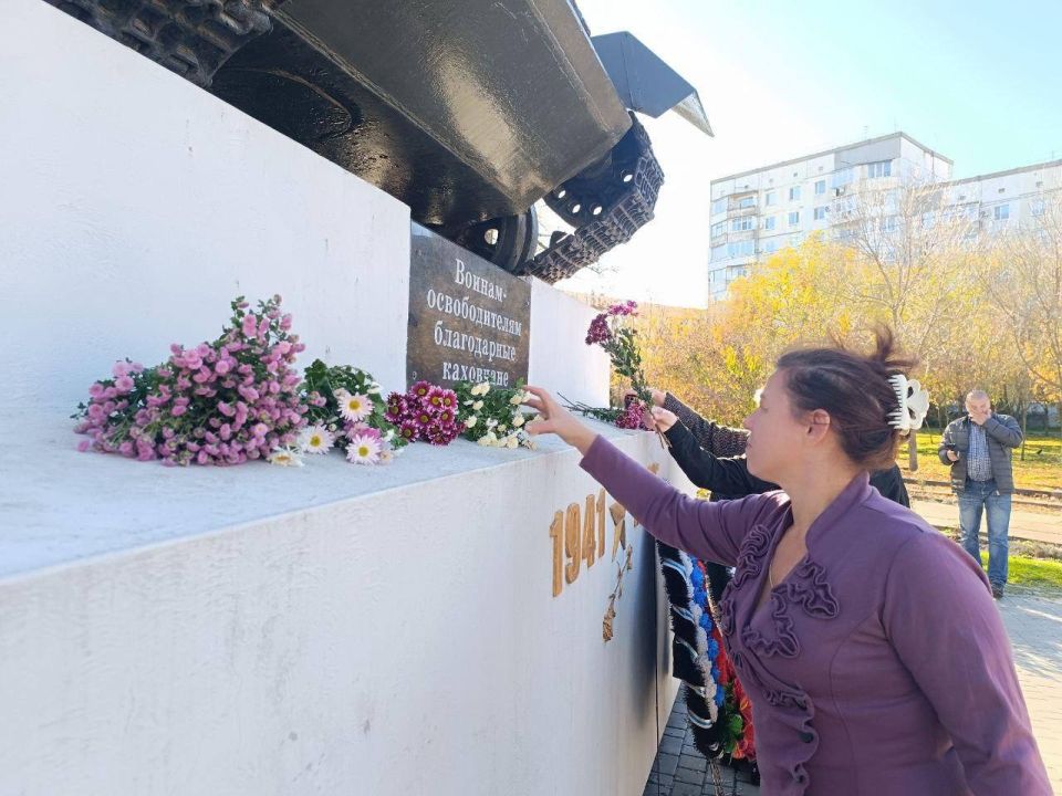 В честь 82-й годовщины освобождения Каховки сотрудники администрации возложили живые цветы к мемориалу воинской славы