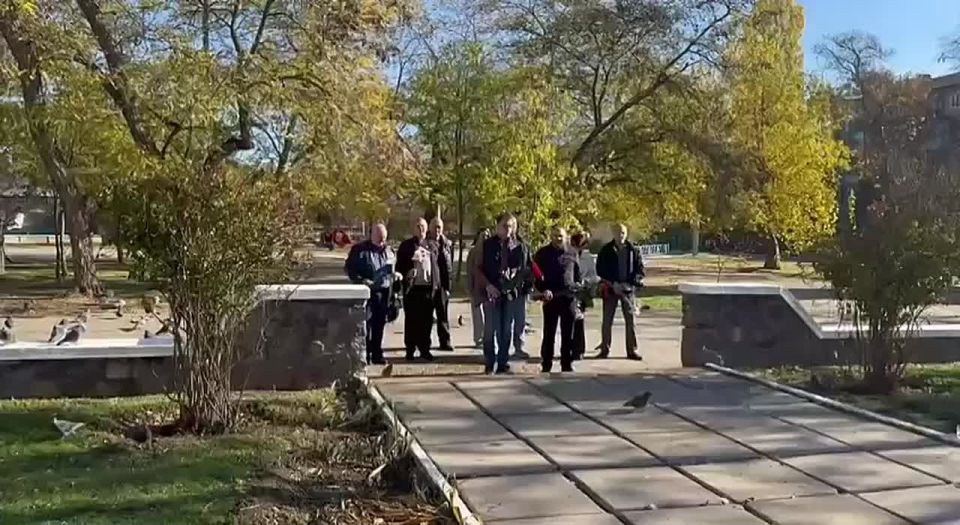 Рамиль Замалетдинов: Также вместе с исполняющим обязанности главы администрации Новокаховского округа Владимиром Оганесовым и сотрудниками местной администрации мы возложили цветы у мемориала Воинской славы в честь...