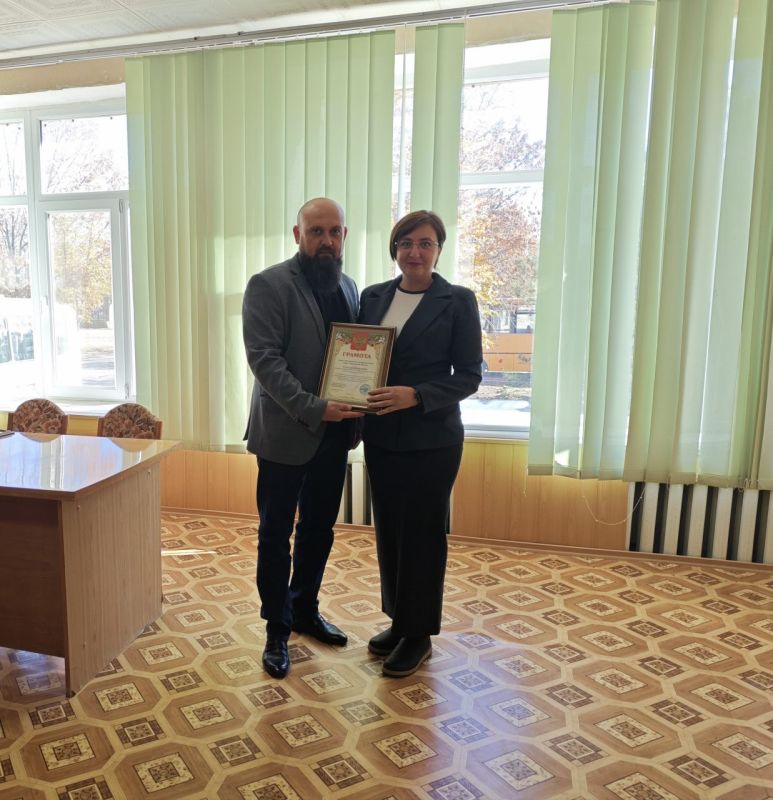 В преддверии Дня народного единства заместитель Главы Администрации Новотроицкого муниципального округа Александр Лепа посетил Новотроицкую школу №2, чтобы поздравить педагогический коллектив с наступающим праздником и...