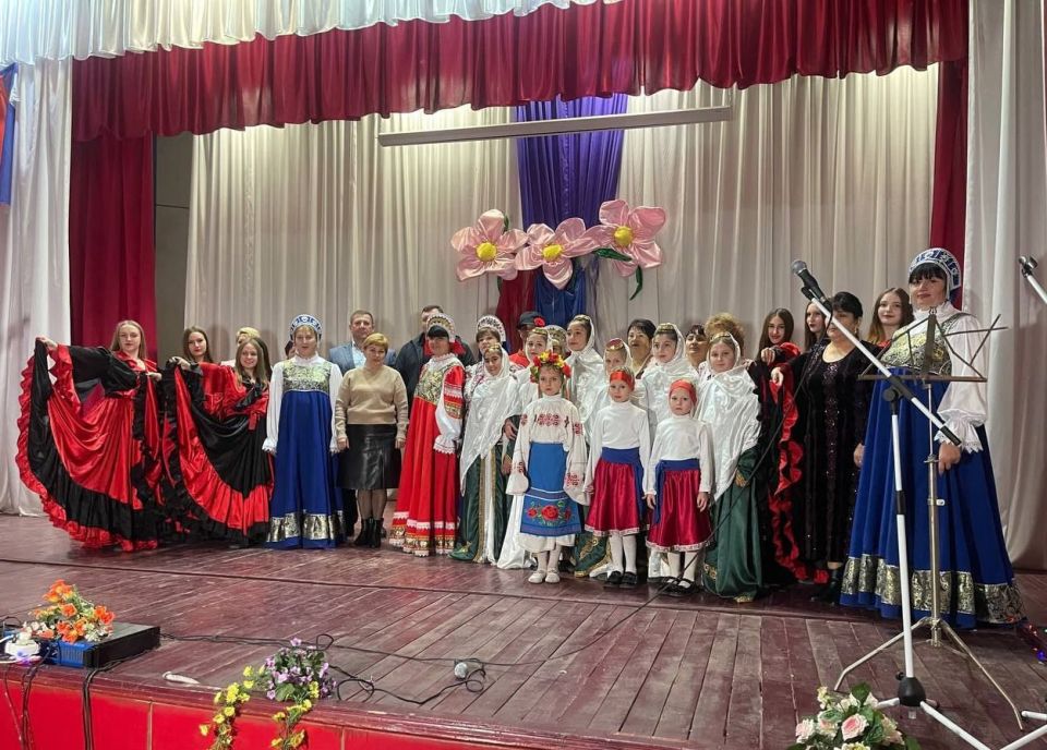 В селе Вольное организовали выставку и праздничный концерт, посвященные Дню народного единства