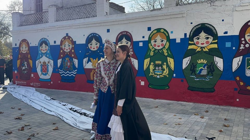 Гигантский флаг России и мурал из 12 матрешек