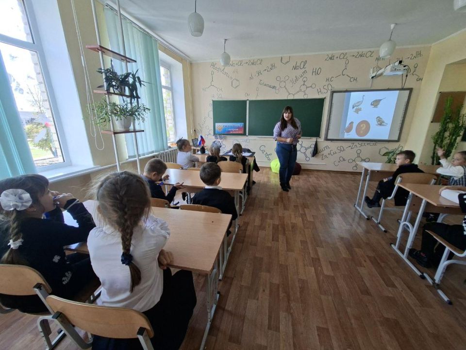 Урок о перелетных птицах прошел в Приморской школе