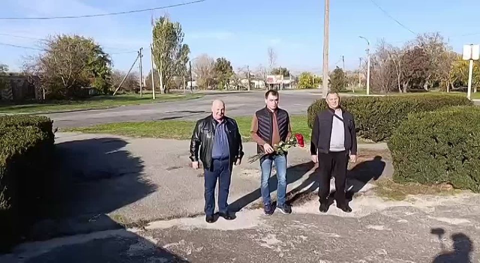 Рамиль Замалетдинов: В годовщину открытия монумента «Девушка в шинели» в Каховке, вместе с товарищами возложили алые цветы к подножию скульптуры