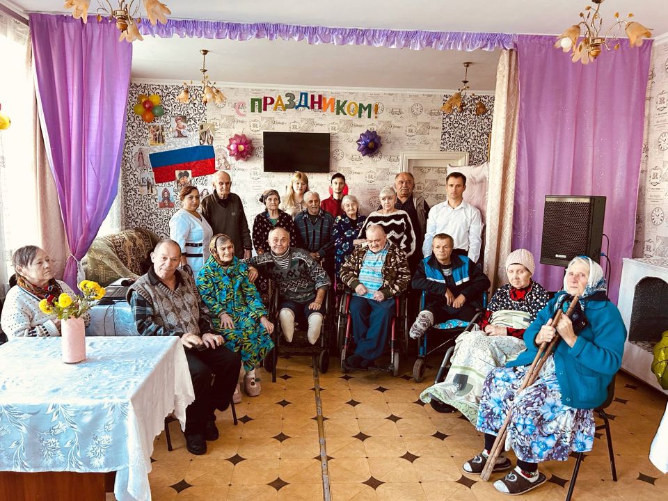 Единство в сердце: сотрудники МКУК «Чаплинский КДЦ» поздравили жителей гериатрического пансионата с Днем единства!