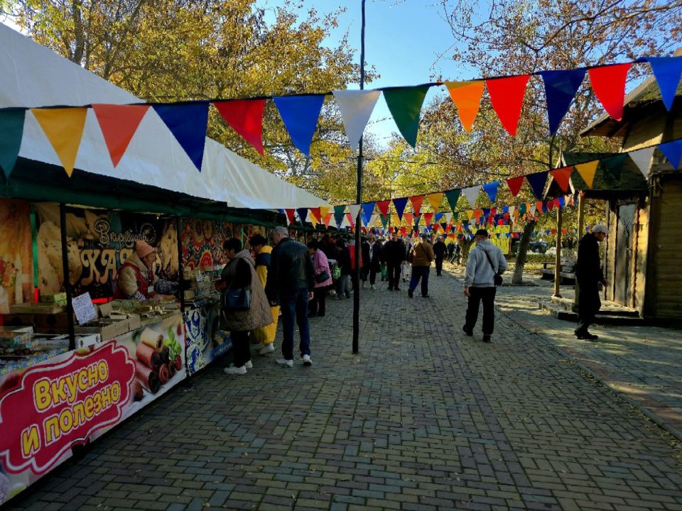 Минпромторг Херсонской области организовал ярмарку ко Дню народного единства в Геническе