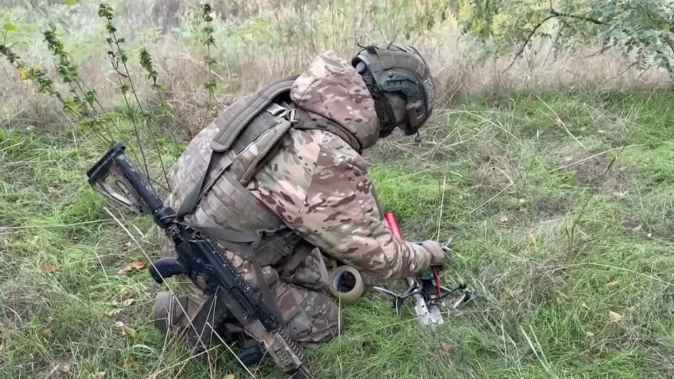 Бойцы 215-го отдельного гвардейского разведбатальона Ивановского соединения ВДВ из состава группировки войск «Днепр» нанесли точный удар по пункту временной дислокации противника на Каховском направлении