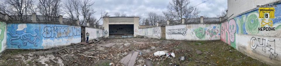 Посмотрите, какая прелесть! Это стена открытого кинотеатра в парке Шевченко в Геническе, который при оккупации украинского режима выглядел как на первом фото