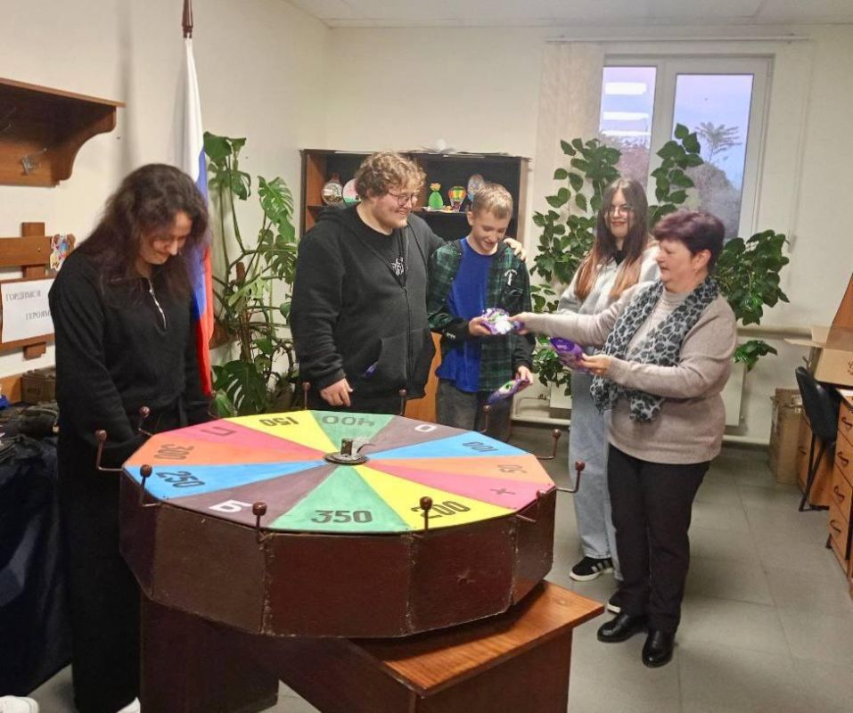 «Поле чудес» в селе Красное: молодежь Скадовского округа отметила День народного единства интеллектуальной игрой