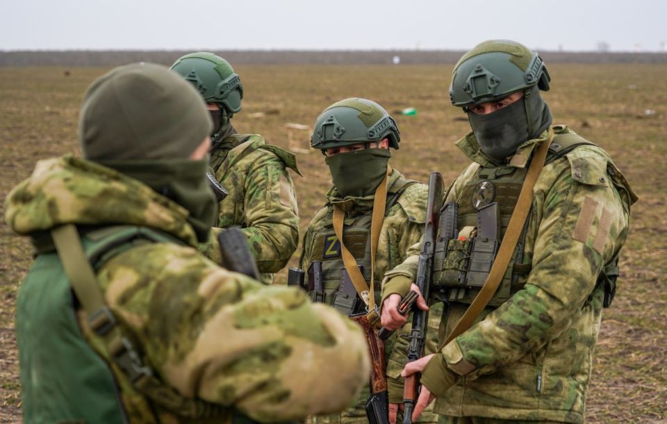 За гражданством РФ смогут обратиться иностранцы, заключившие контракт или уволенные из ВС РФ после 24 февраля 2022 года, их супруги и дети, следует из указа