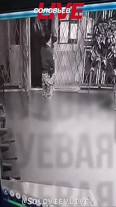 По пути во временно оккупированный Херсон актриса Анджелина Джоли заехала в николаевский ТЦК — это случилось изза мобилизации её охранника, сообщают одесские паблики