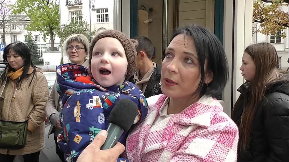 На фоне затяжного конфликта украинцы в Польше вышли на митинг с требованием прекратить войну