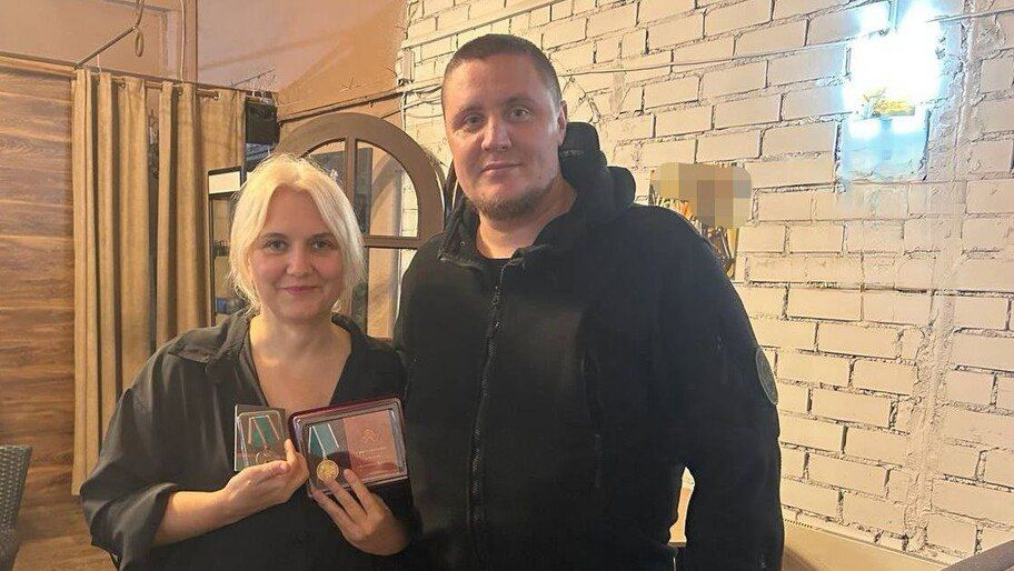 Писательница из Херсонской области получила медали за помощь фронту