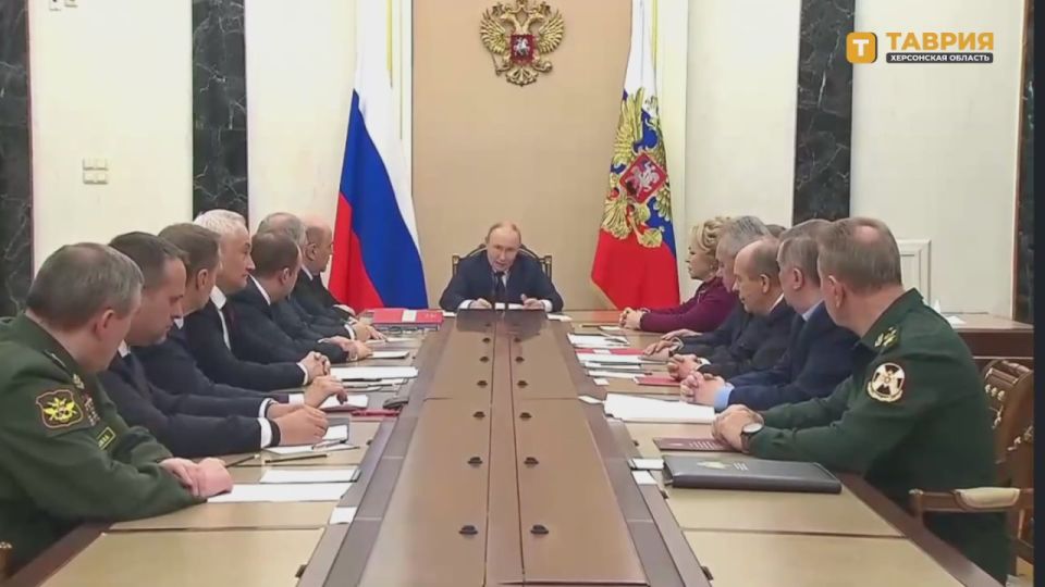 Владимир Путин поручил профильным ведомствам внести предложения о возможной подготовке испытаний ядерного оружия