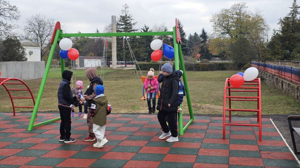 При поддержке «Единой России» в селе Благодатное Херсонской области местный предприниматель сделал детскую игровую площадку