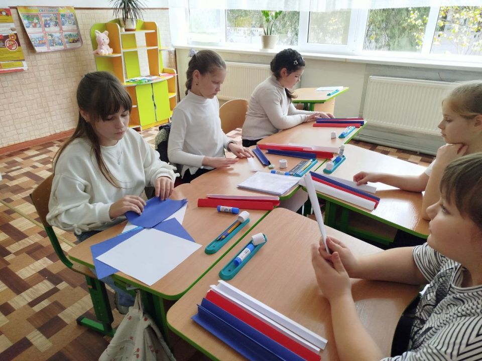 В Отрадовской школе сотрудники Отрадовского Дома культуры провели для учащихся 4-го класса увлекательный мастер-класс под названием "Русская красавица"