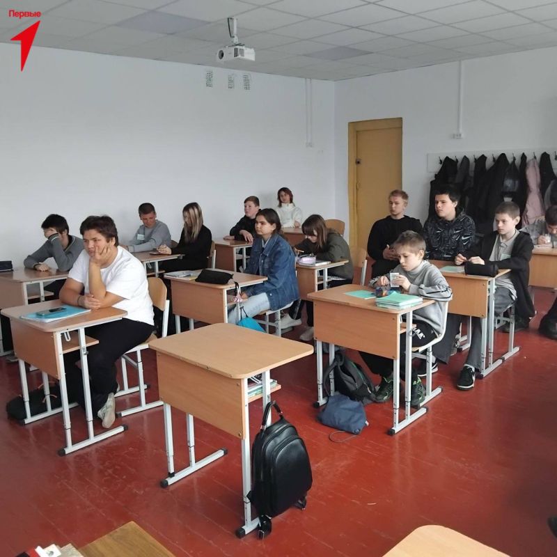 Специалисты Движения Первых провели открытый урок для учащихся Лазурненской школы