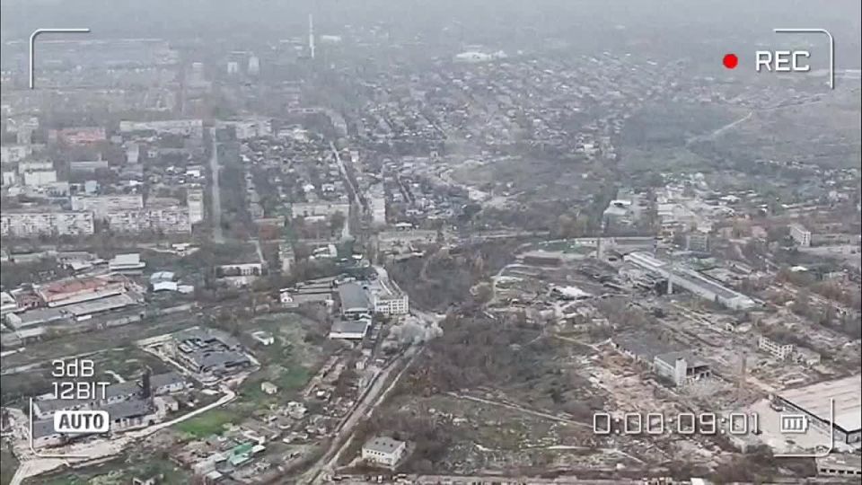 Херсон. Кадры объективного контроля за нанесением арт удара в восточной части города Енот из Херсона