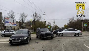 Тройное ДТП в Геническе. Утром 7 ноября на перекрёстке в Геническе произошла авария по классическому сценарию «не уступил дорогу»