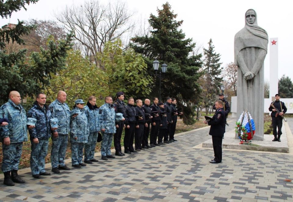 В Геническе сотрудники транспортной полиции почтили память коллег, погибших при выполнении служебных обязанностей