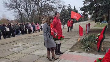 Рамиль Замалетдинов: В честь 108-летия Великой Октябрьской революции вместе с секретарем по организационно-партийной работе Херсонского регионального отделения КПРФ Сергеем Безпятовым и с первым секретарем Каланчакского...