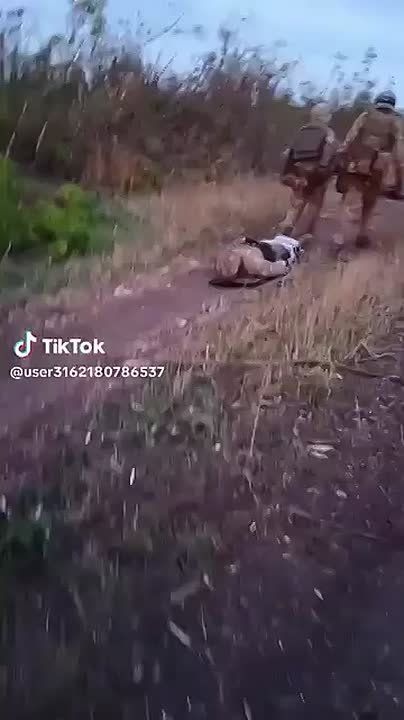 500-е фашисты эвакуируют полудохлую тушку побратима